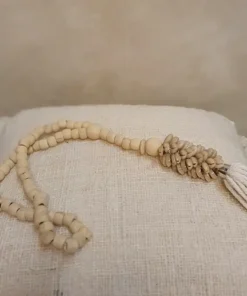 Kralenhanger met kauri schelpen