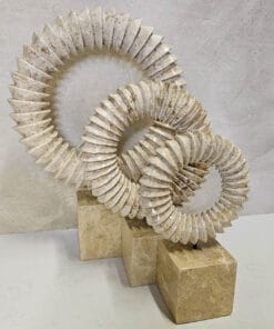 Ringen op standaard. Crème