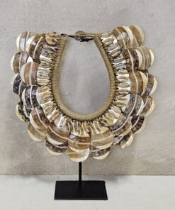 Schelpendecoratie op standaard 'Mirih'