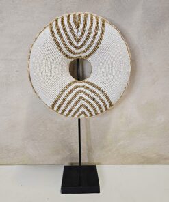 Kralen decoratie op standaard 'Bangli white'