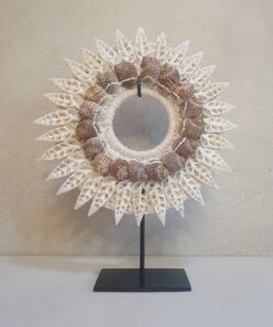Schelpenkraag op standaard 'Lombok'