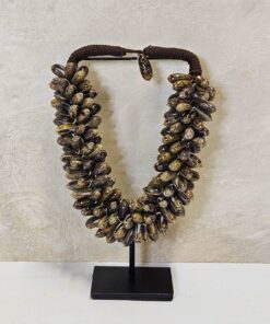Schelpenkraag op standaard 'Yogyakarta'