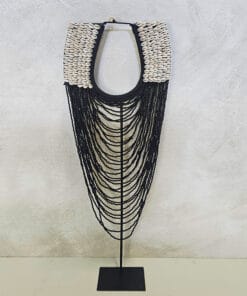 Schelpenketting op standaard 'Mambi' zwart