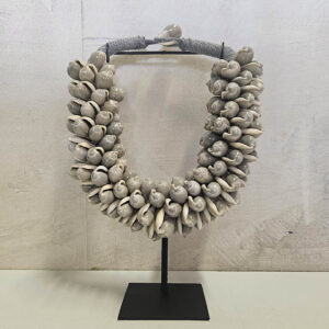 Schelpenkraag op standaard 'Yogyakarta' grijs