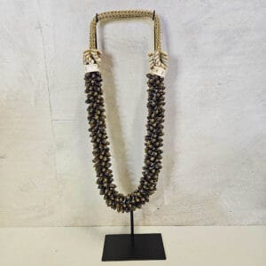 Schelpenkraag op standaard 'Yogyakarta' lang